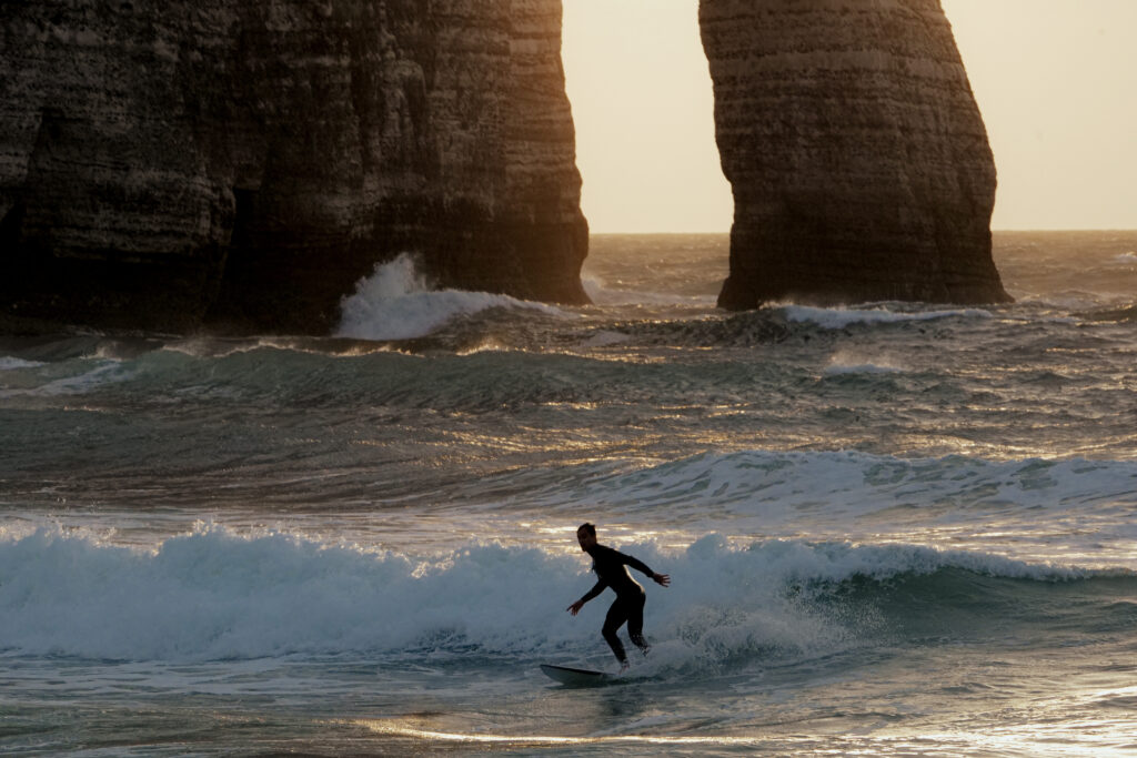 Surfeur au coucher du soleil