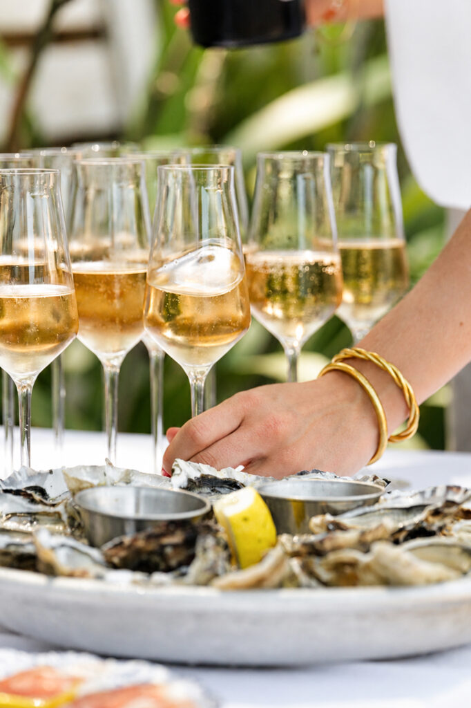 Service du champagne lors d’un mariage